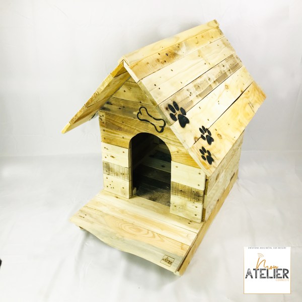 Niche à chien en bois de palette recyclé avec protection par pluie sous toiture et pochoir décoratif.